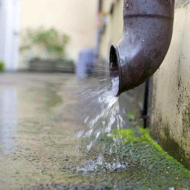 Вода из водосточной трубы. Водосток ливень. Вода из водостока. Сливная труба с крыши. Течет вода слушать