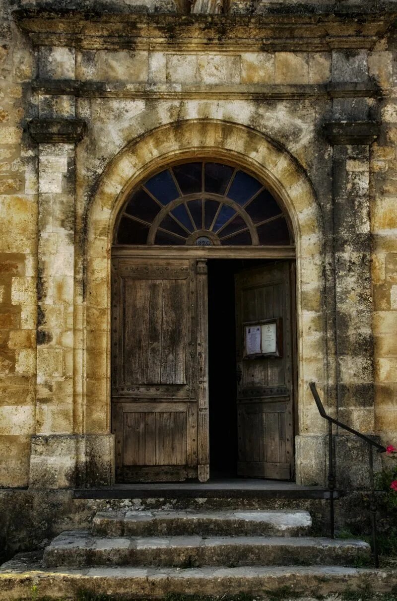 Откройте дверь руин. Старинная дверь. Двери в старинных домах. Открытые старинные двери. Исторические двери.