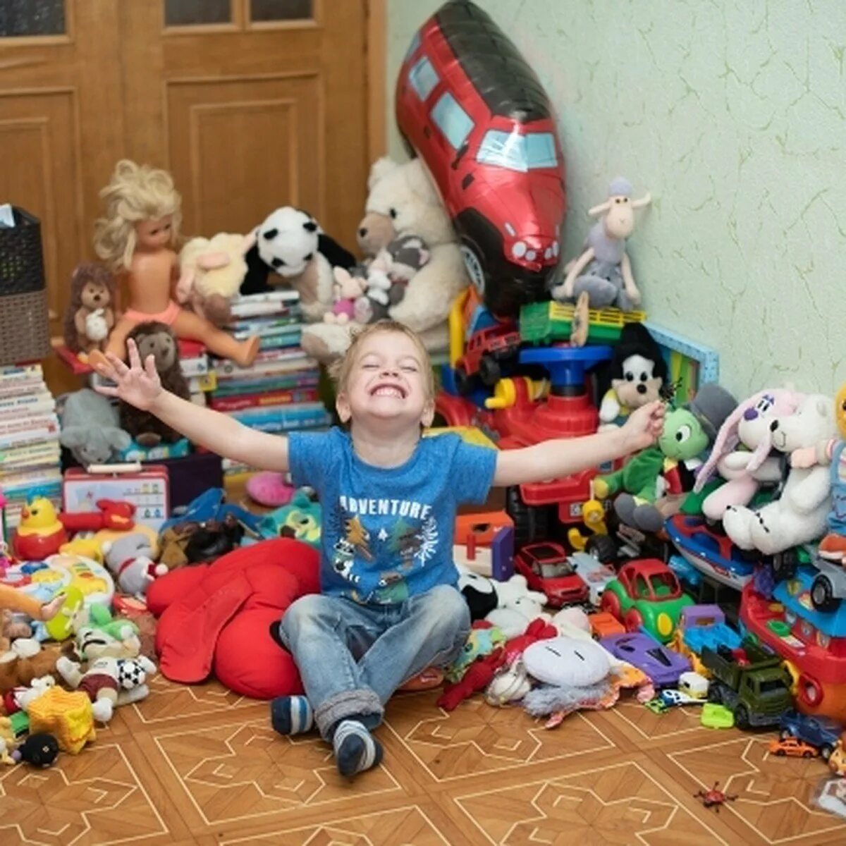 Девочку много игрушек. Современные игрушки для детей. Много игрушек. Много игрушек в детской. Ребенок в куче игрушек.