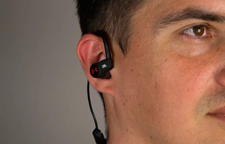 Почему после наушников болят уши. Болят уши после наушников. Почему после наушников болят уши. Наушники с ушами. Наушники apple airpods pro в ушах.