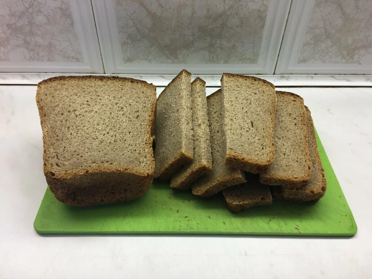 Черный хлеб. Нарезанный хлеб. Гренки с черного хлеба. Черный хлеб кирпичик.