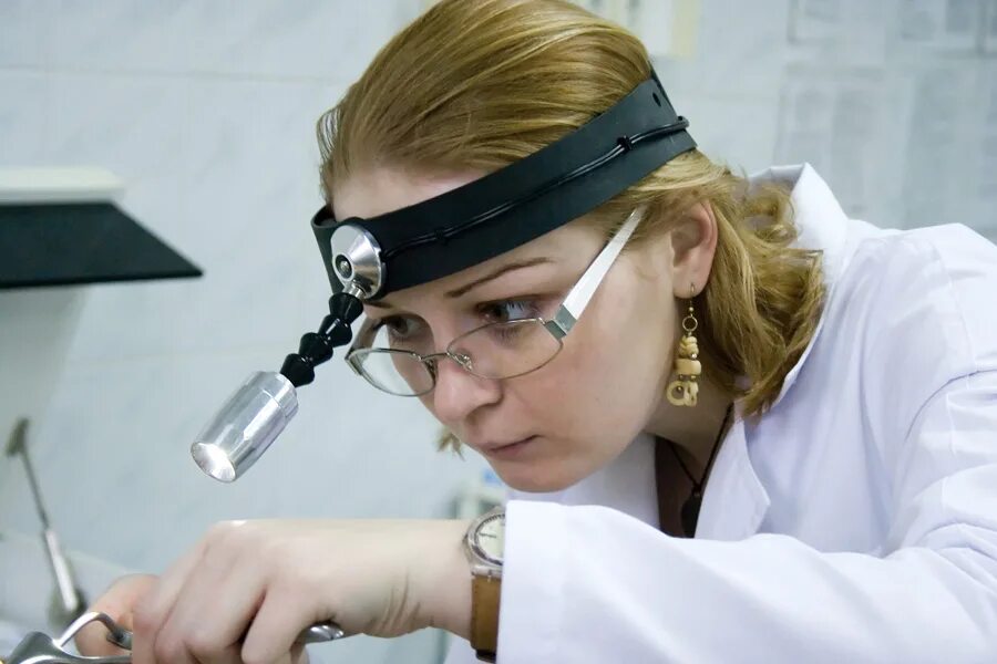 Врач отоларинголог где принимает. Лор. доктор лор. профессия лор. лор отоларинголог.