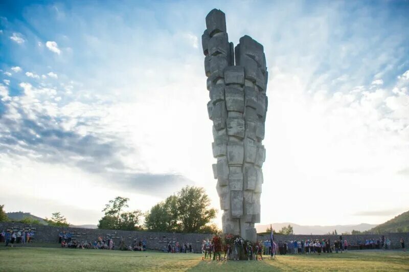 Мемориальное сооружение кроссворд в виде каменного столба