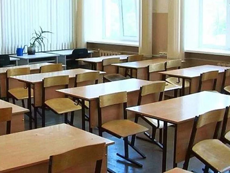 Сколько парт в школе. Парты в школе. Парты и стулья для школы. Школьная парта в классе. Задняя парта в классе.