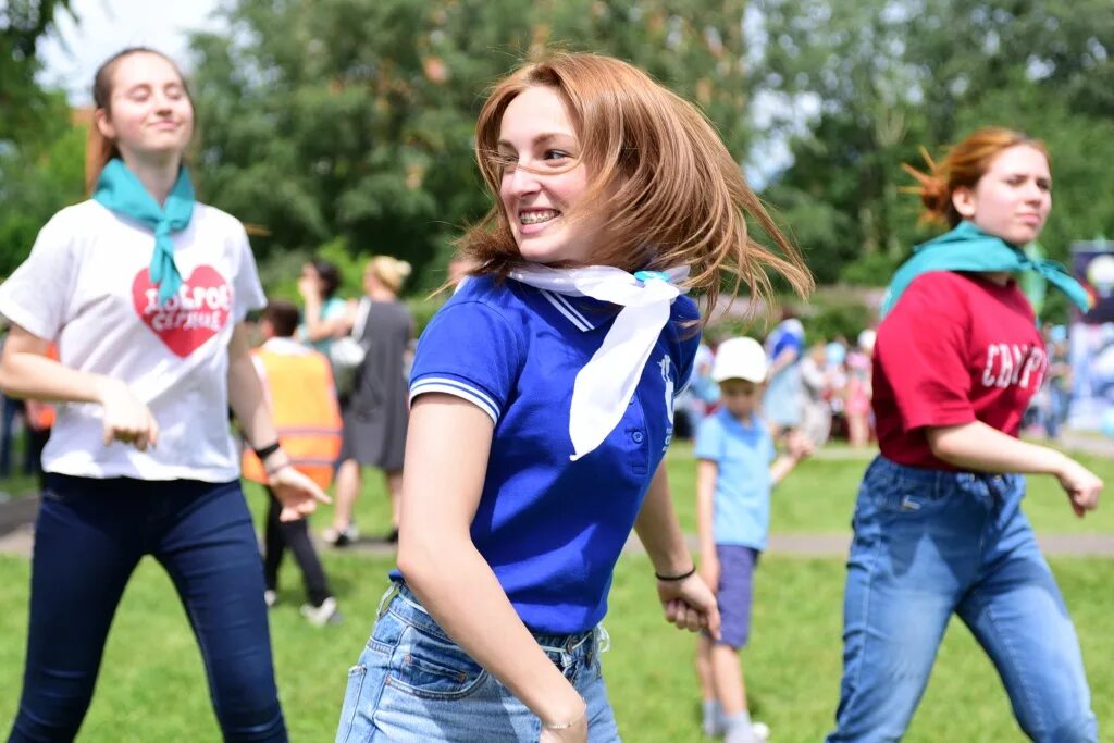 Вожатый девочка в лагере. Девушки вожатые. красивые вожатые девушки. вожатская деятельность. красивые вожатые девушки в лагере.