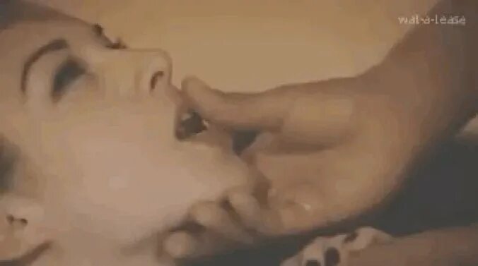 Смотреть Порно Пальцы В Рот