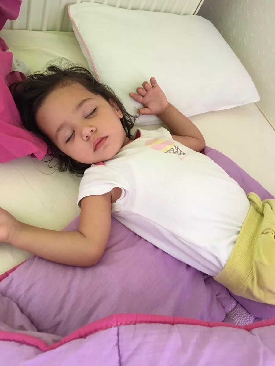 Deti idnes в кровати. Little sleeping sister my is. Little sleeping sister my is. Sleeping sister игра. Девочка тоддлер в кровати.