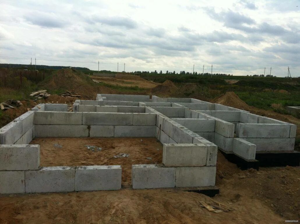 Подушка под блоки фбс. Фундамент из блоков фбс 20х20х40. Ленточный фундамент из фбс. Фундамент под фундаментные блоки фбс. Ленточный фундамент из фбс.