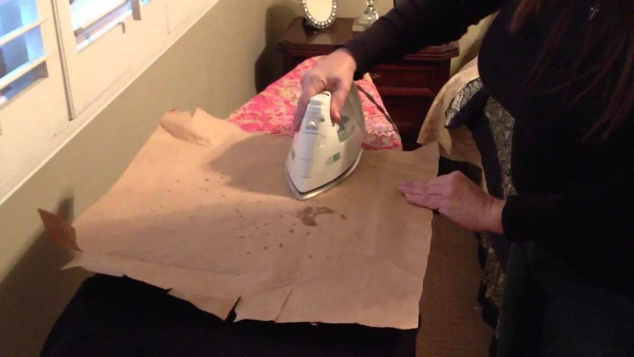 Пятна от свечи на одежде. Как удалить свечку. Как убрать парафин. Как удалить свечку. Пятна воска.