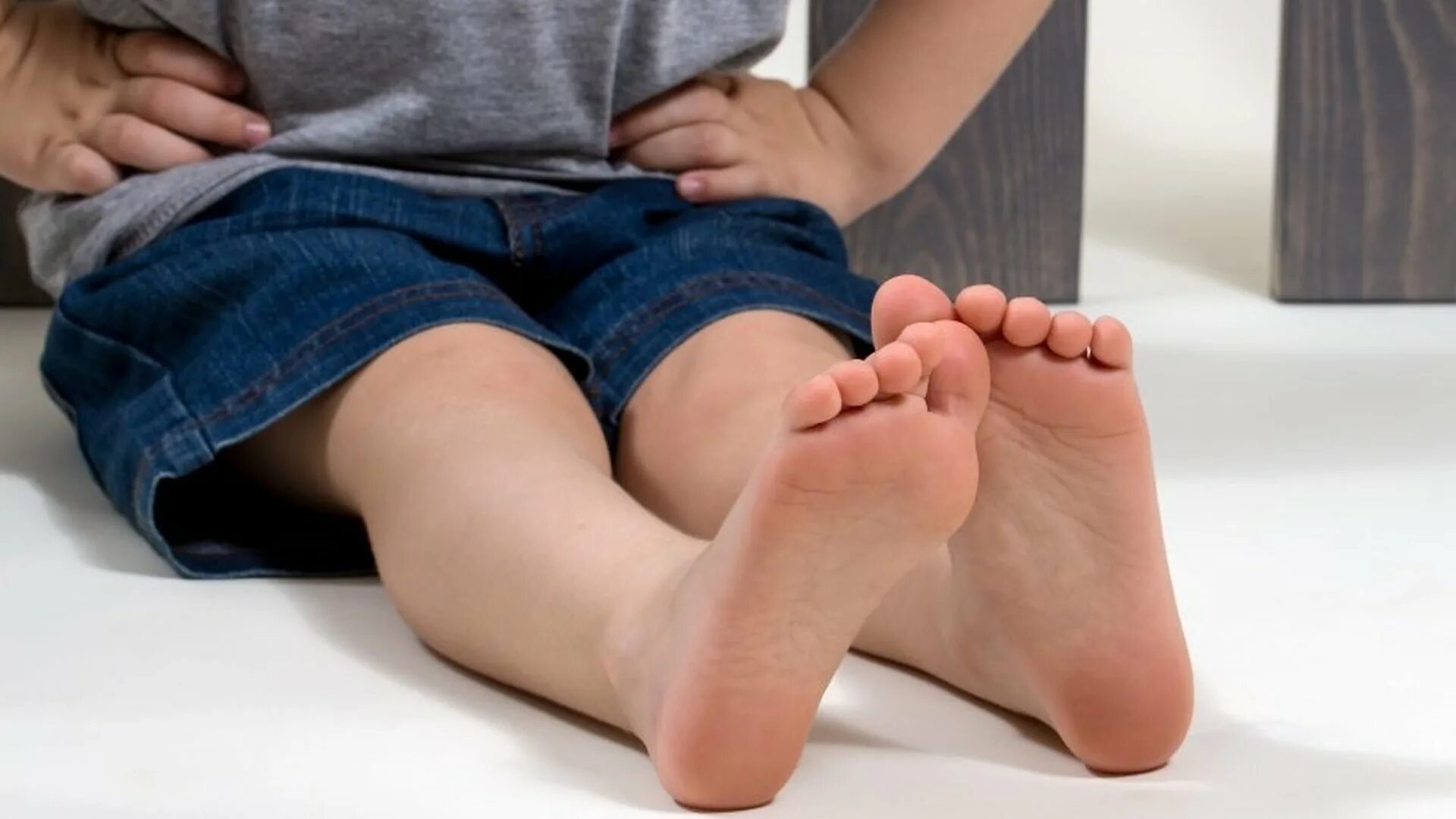 Дети фут. Ножки детей 7 лет. Гигантские детские ноги. Feet дети.
