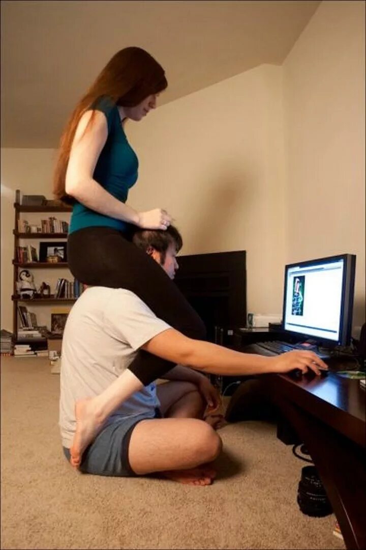 Девочка сидит на лице парня. Девушка сидит на лицей. Девушка отвлекает парня от компьютера.