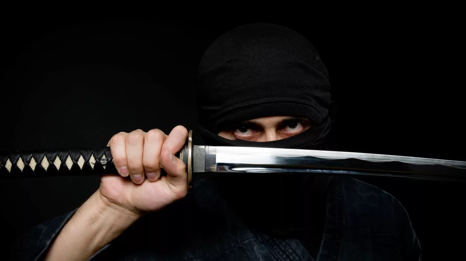 катана в руке. не судите пацанов катаны без номеров. катана в руке. меч ниндзя. рука с катаной.
