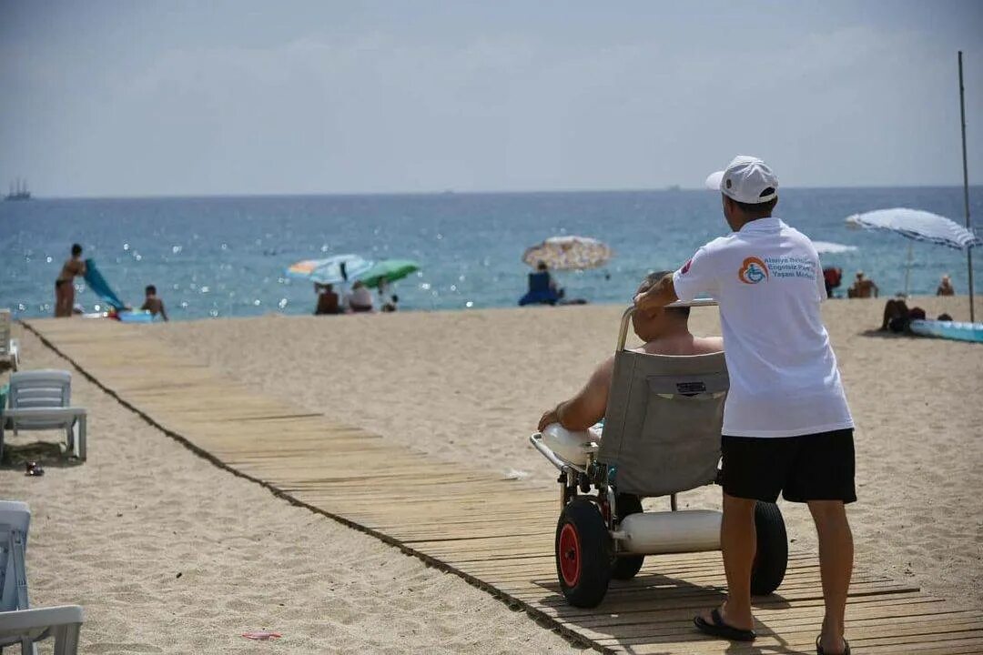 Какие путевки дают инвалидам. Санаторий Анапа для инвалидов колясочников. Туризм для инвалидов. Пляж для людей с ограниченными возможностями. Колясочник на пляже.