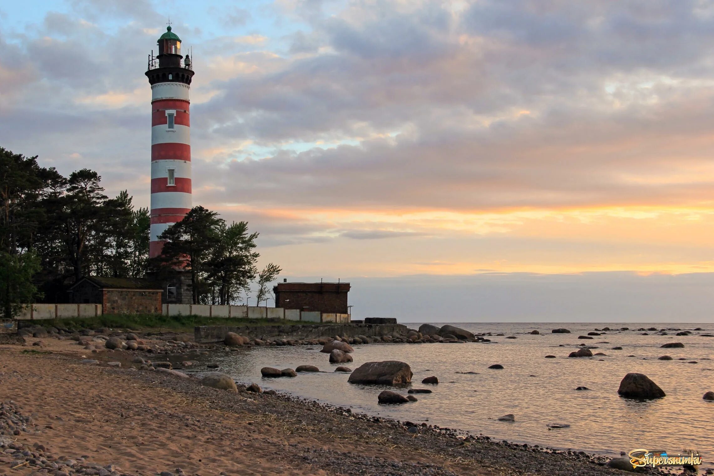 каменные ступени неподалеку от шепелевский маяк. маяк сосново ленинградская область. шепелевский маяк в сосновом бору. маяк сосново ленинградская область. шепелевский маяк каменный мол.