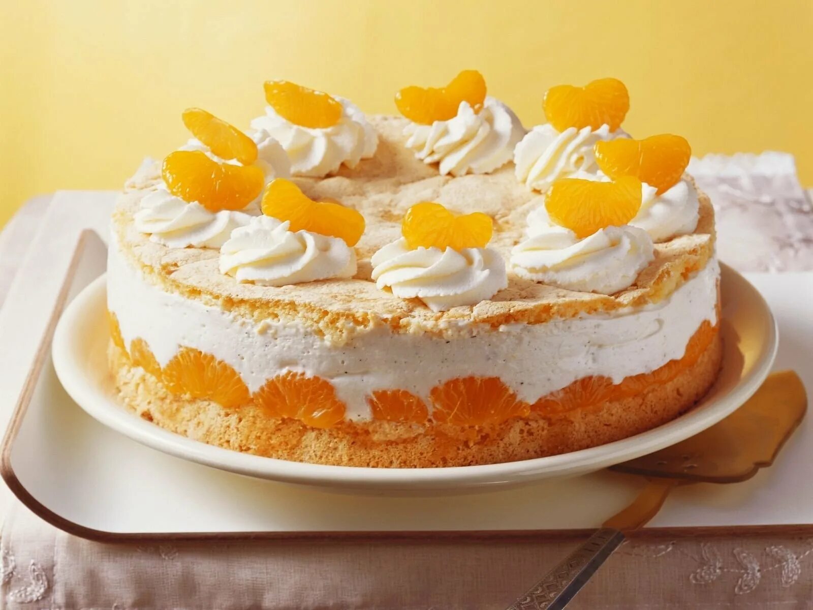 Творожный крем для бисквитного торта рецепт. Мандариновый крем чиз. Торт мандариновый бисквит апельсин. Шоколадный торт с апельсиновым конфи. Украшение торта апельсинами.