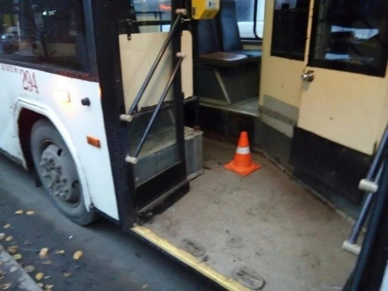 При резком торможении автобуса люди. Падение пассажира из автобуса. Авария в Вологде вчера на Герцена.