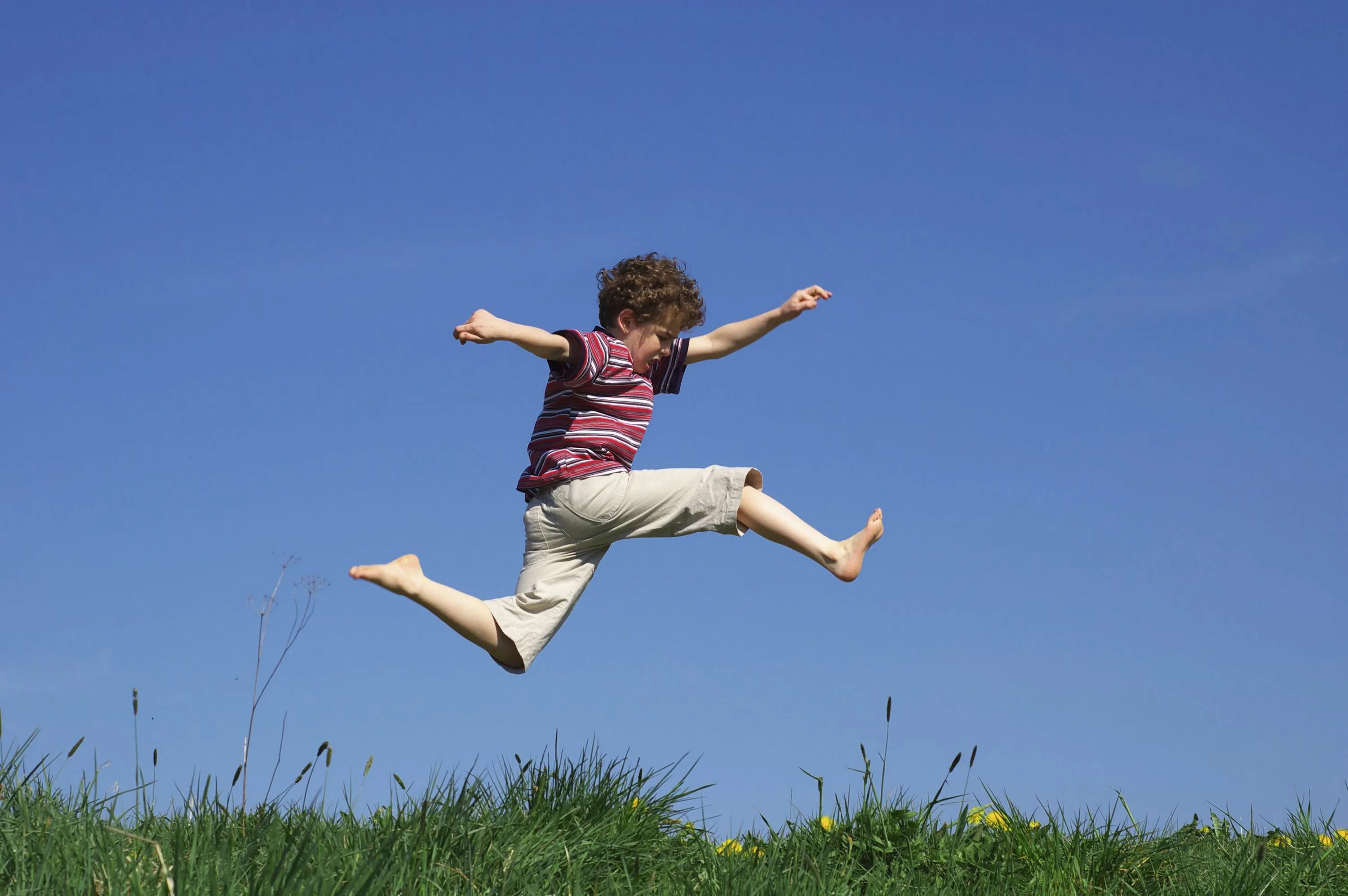 Kid flying. Человек прыгает. Мальчик прыгает. Дети в прыжке. Человек в прыжке.