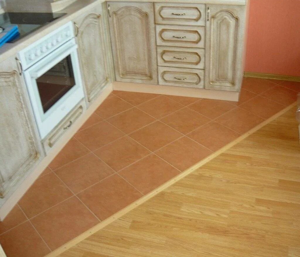 Плитка и ламинат на кухне. Комбинированный пол на кухне. Пол на кухне плитка и ламинат. Кафель с ламинатом на кухне.