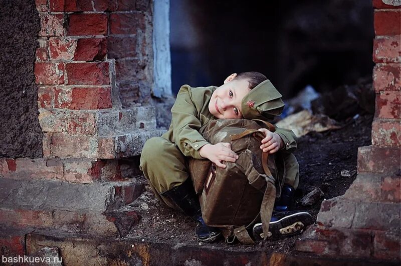 Мальчик на дне победы. Дети войны. Детская фотосессия в военной форме. Мальчик на войне. Фотосессия на военную тему.