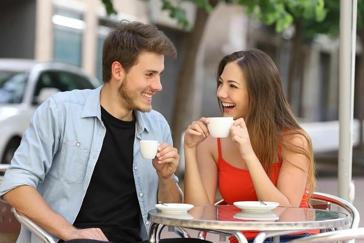 Man comes to women. Парень и девушка беседуют. Мужчина и женщина в кафе. Девушка на свидании. Парень и девушка в кафе.