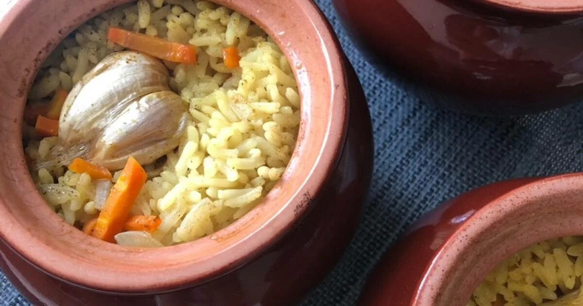 плов в горшочке в духовке с курицей. рис с курицей в горшочке. плов в горшочках в духовке. плов с курицей. куриный плов в горшочках.