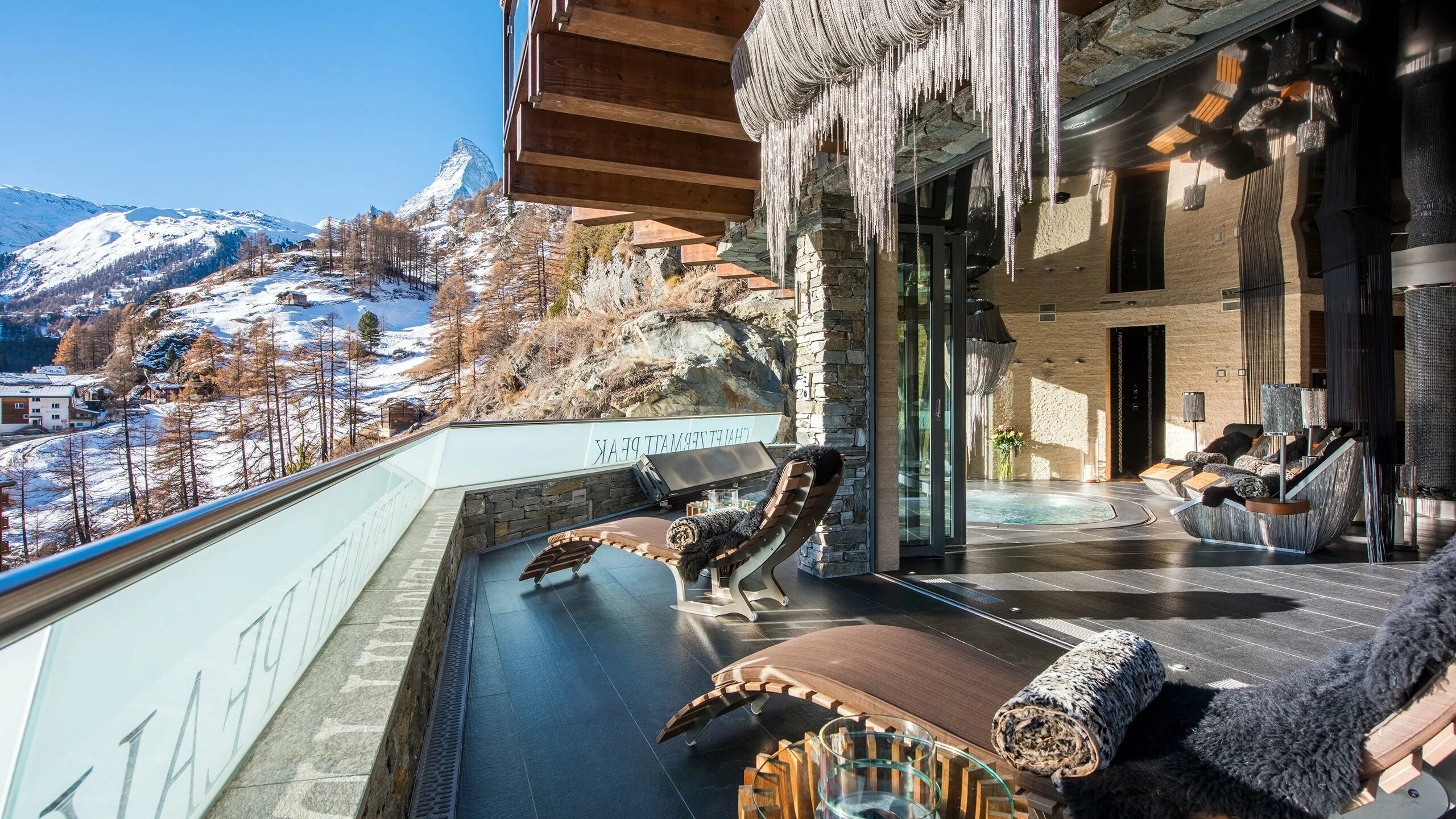 Отели с бассейном с видом на горы. Шале Zermatt Peak. Chalet Zermatt Peak Швейцария. Интерьер Шале в Церматт Швейцария. Архитектура роскошное Шале Церматт.