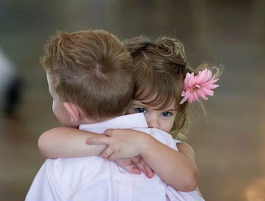 Радостные дети. Ребенок со спины. Счастливые мальчик и девочка. Жизнь мальчика и девочки. Adrian sommeling.