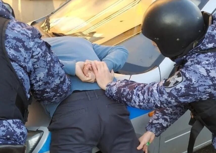 Надевание кандалов. Лефортовский районный суд 20 сентября. Арестовала по подозрению. Насилие в школе. Арестовала по подозрению.