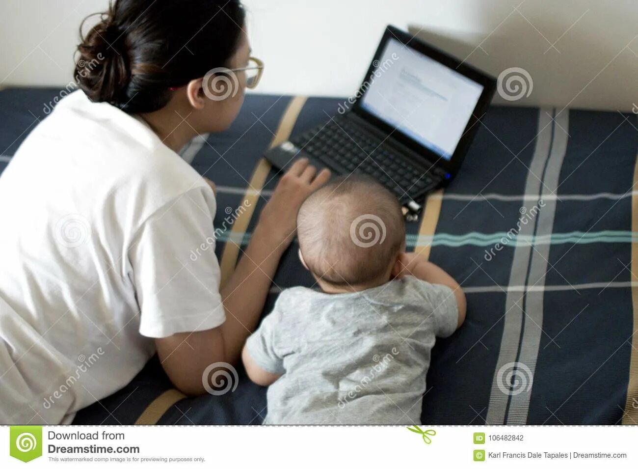 Мальчик и взрослая девушка. У сына стоит видео. Мальчик обнимает маму. Мама обнимает сына. Папа катает на спине.