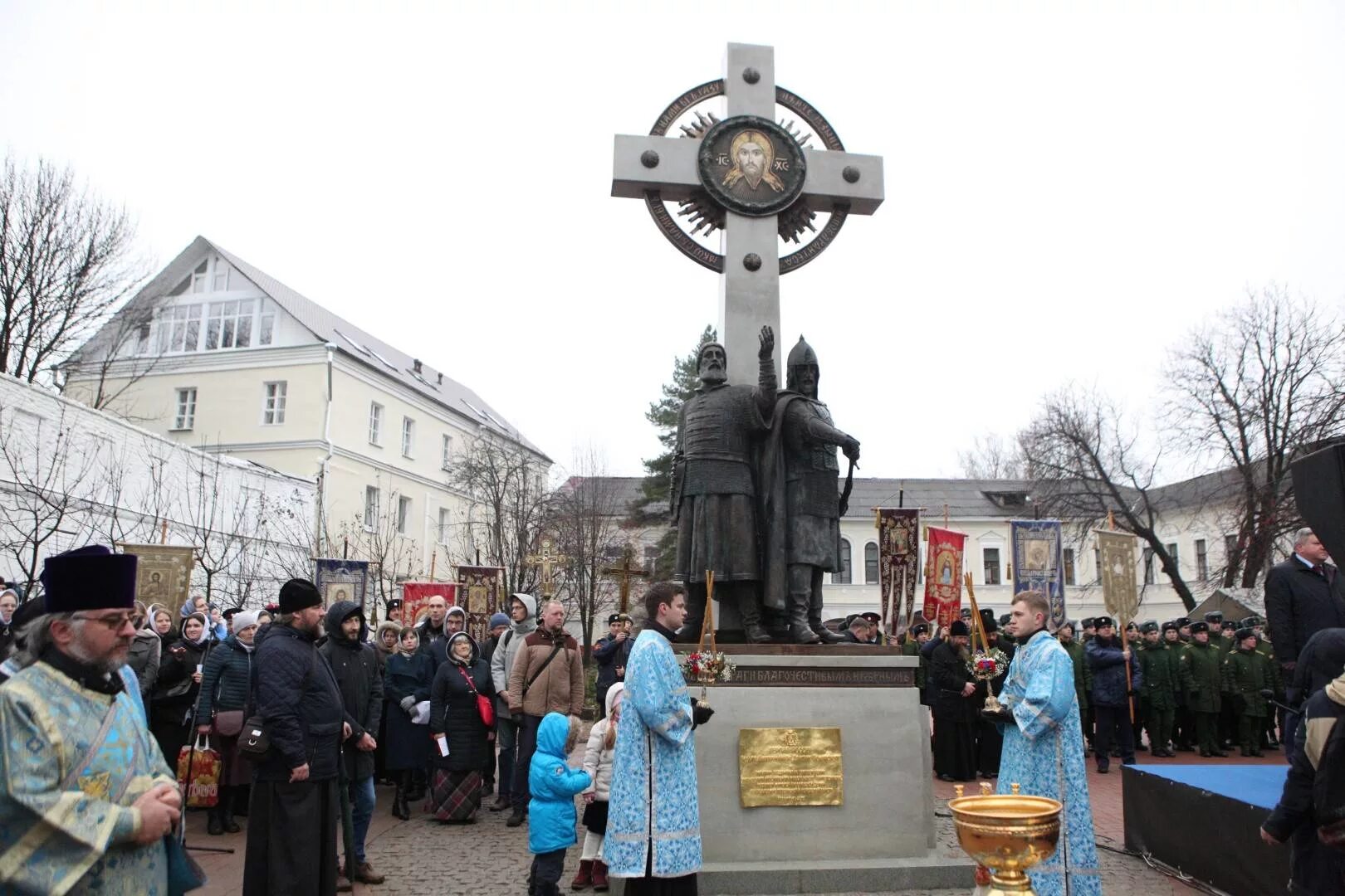 Памятник 1612 года. Минин и Пожарский памятник в Ярославле. Ярославль Минина и Пожарского памятник Ярославль. Памятник народному ополчению 1612 в Ярославле. Афанасьевский монастырь Ярославль памятник.