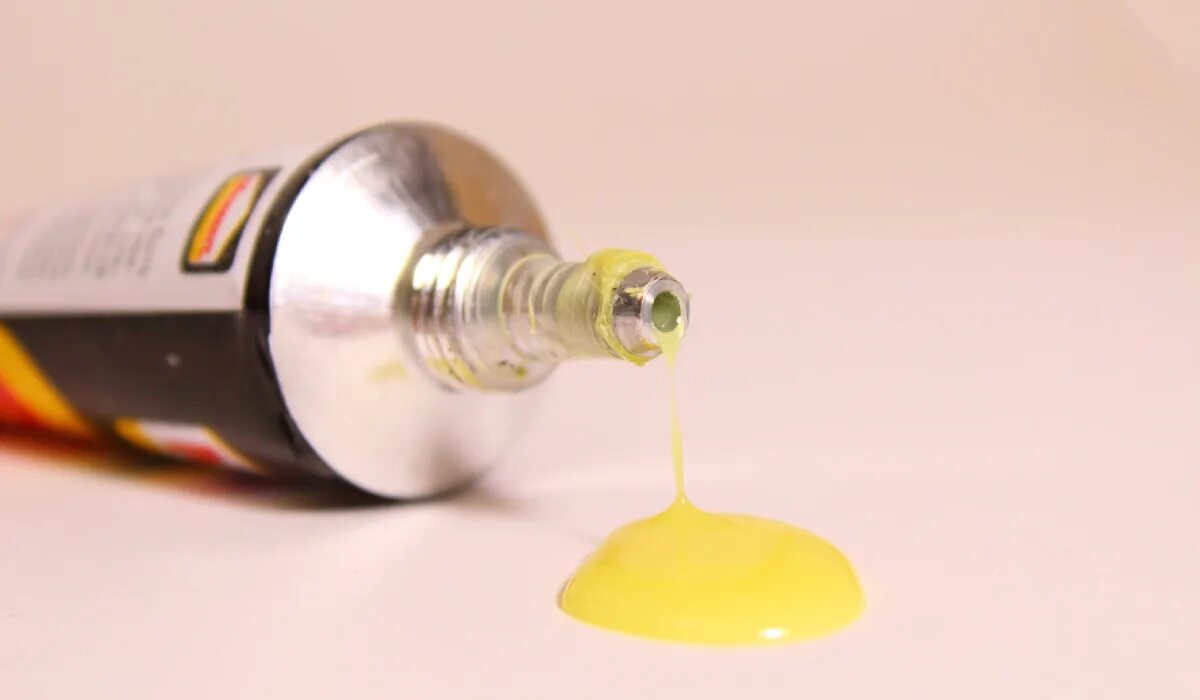 Супер клей пятно. Как удалить пятно от клея момент с одежды. Жидкий термоклей для ткани. Пятно от клея на одежде. Клей для ткани синтетической.