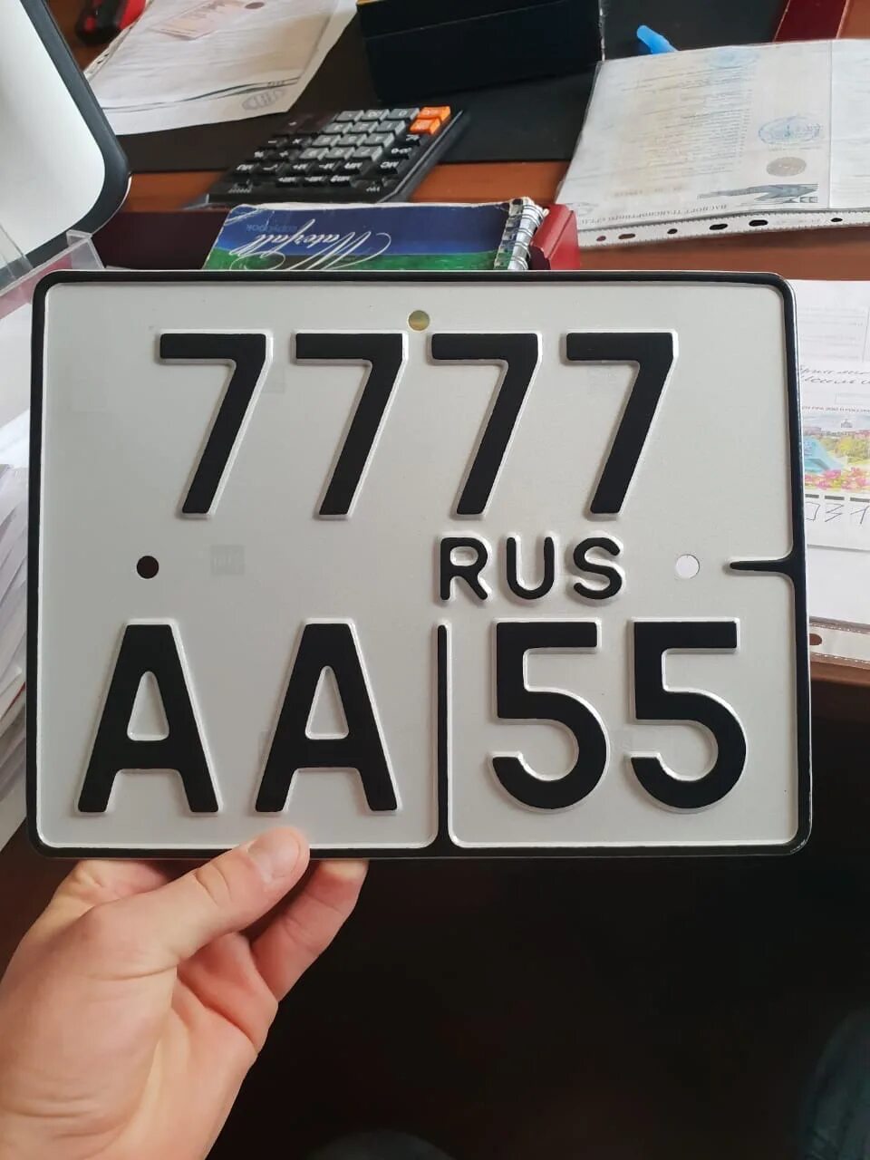 номерные рамки борк. кронштейн с рамкой номерного знака камаз. номерные рамки борк. рамка под госномер. рамка номерная черная ав006.