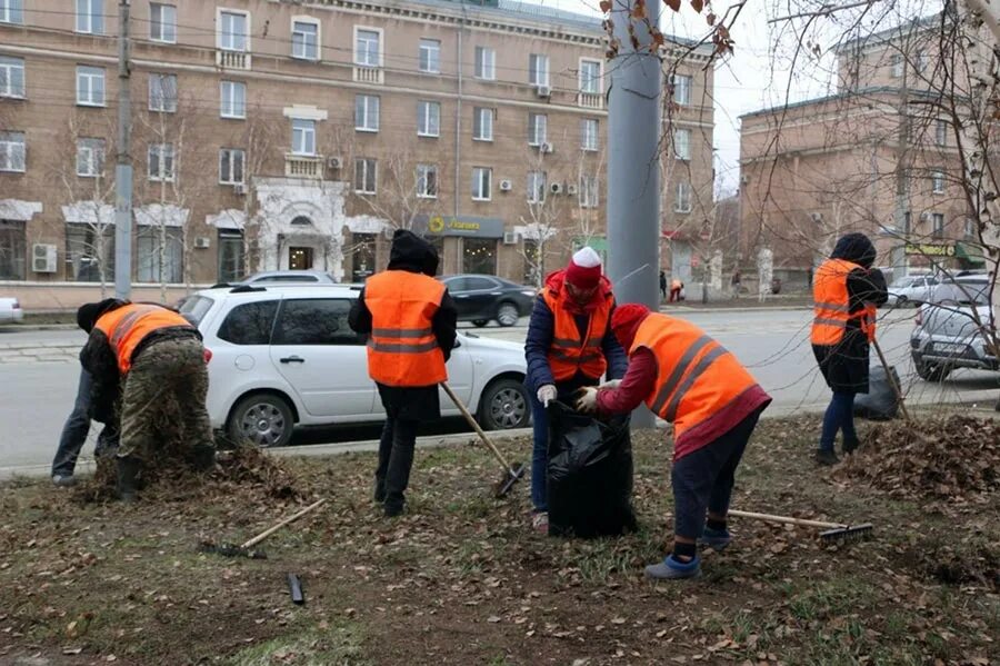 Мусор на улицах города. Коммунальщики. Субботник. Мусор на улице фото.