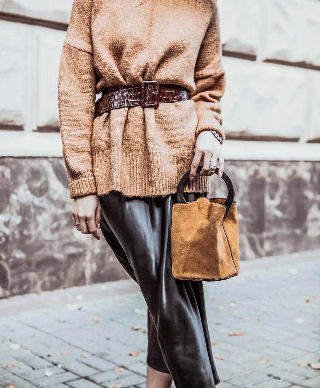 Пуховик оверсайз с поясом женский. Пальто оверсайз с поясом. Велосипедки с длинной рубашкой. Пальто оверсайз женское. Пояс оверсайз.