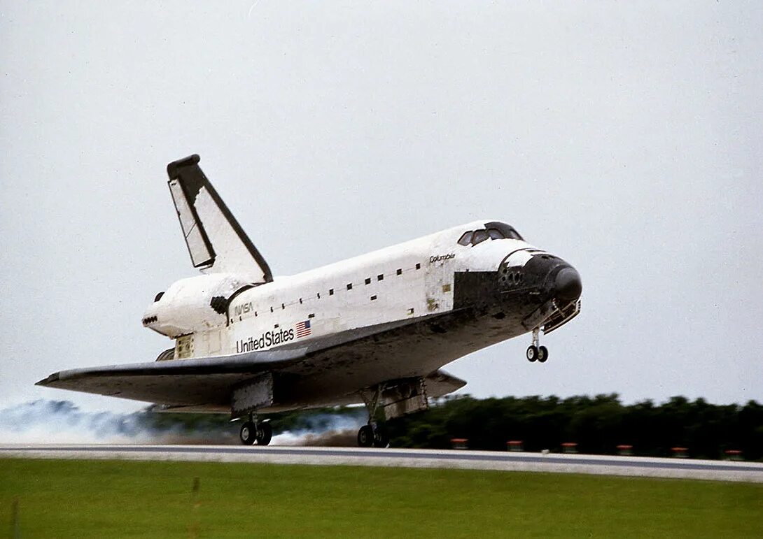 Первый космический челнок. Спейс шаттл Колумбия. Шаттл Колумбия STS-1 1981. Спейс шаттл 1981. Спейс шаттл посадка.
