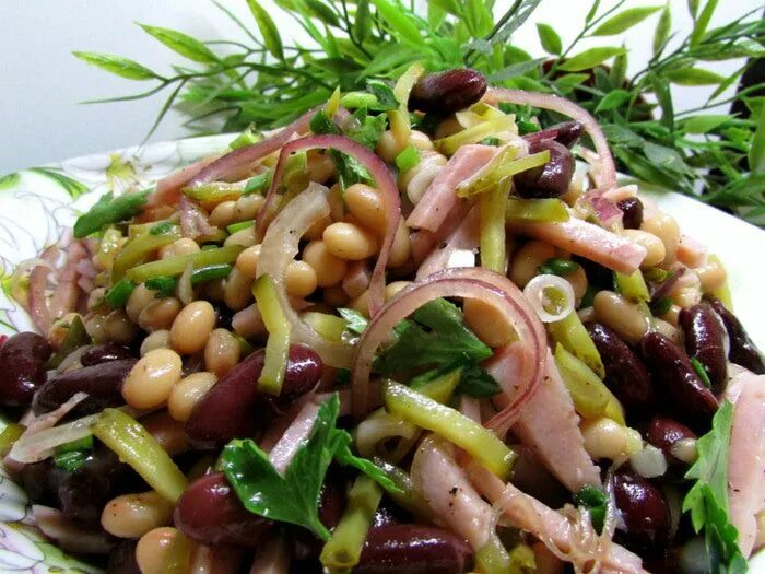 Салат с фасолью консервированной и ветчиной. Салат с фасолью и ветчиной. Салат с фасолью консервированной и ветчиной. Салат с ветчиной и фасолью и сухариками. Салат с фасолью и ветчиной.