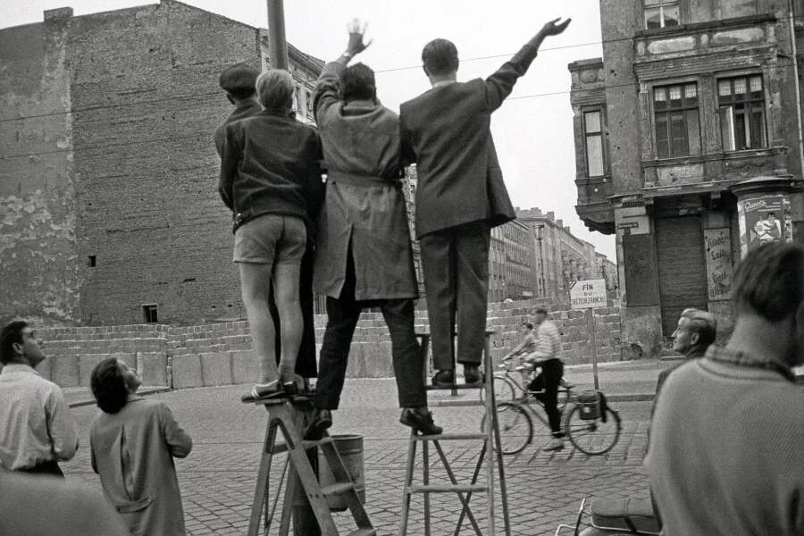 Фрг и гдр берлинская стена. Берлинская стена 1961. Стена в Берлине 1961. Берлинская стена ГДР 1961. Берлинская стена Берлин 1961 бегство.