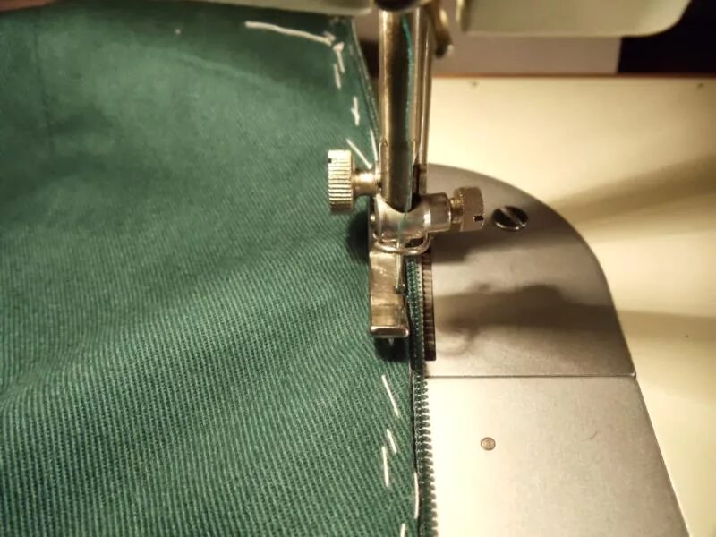 Лапка у швейной машинки Чайка 116-2 для потайной молнии. Вшивание молнии на машинке. Пришивание молнии на швейной машинке. Пришивание потайной молнии специальной лапкой.