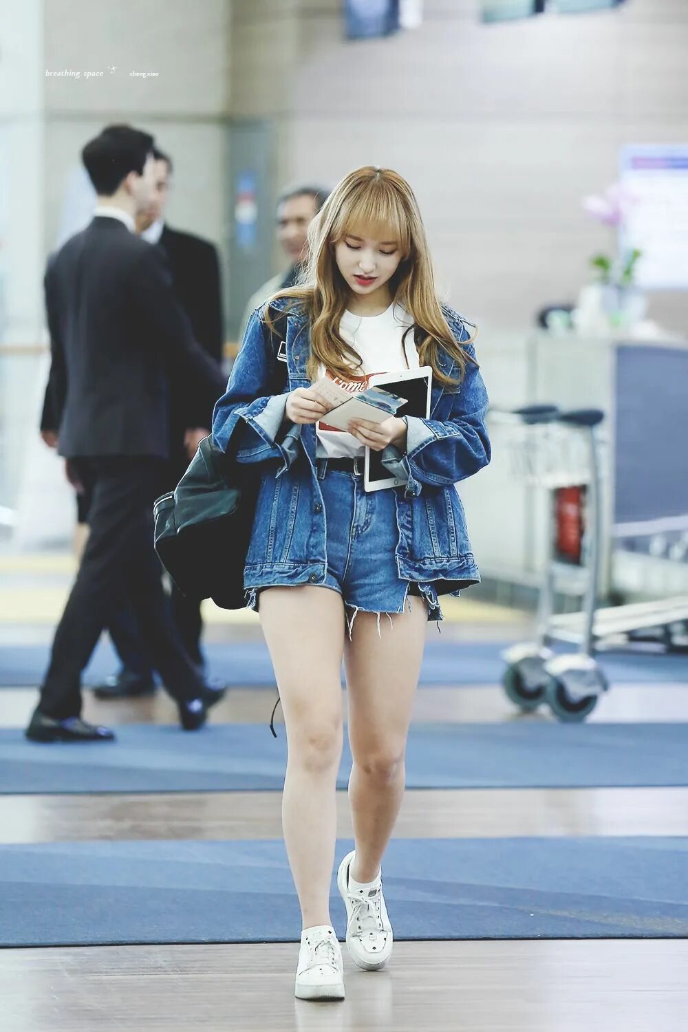 Айдол кореи девушки улыбка. Sunmi фигура. Фигура кореянок. Совон gfriend. Низкие айдолы девушки.