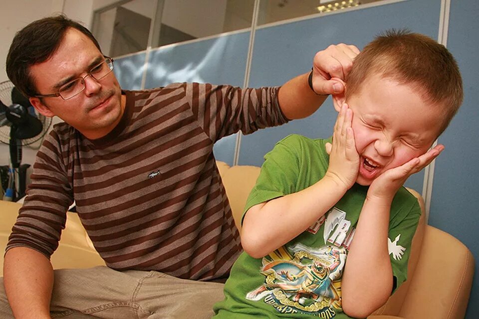 Бить сына. Ребенок наказан. Родители наказывают детей. Мама кричит на ребенка. Подростки и родители.