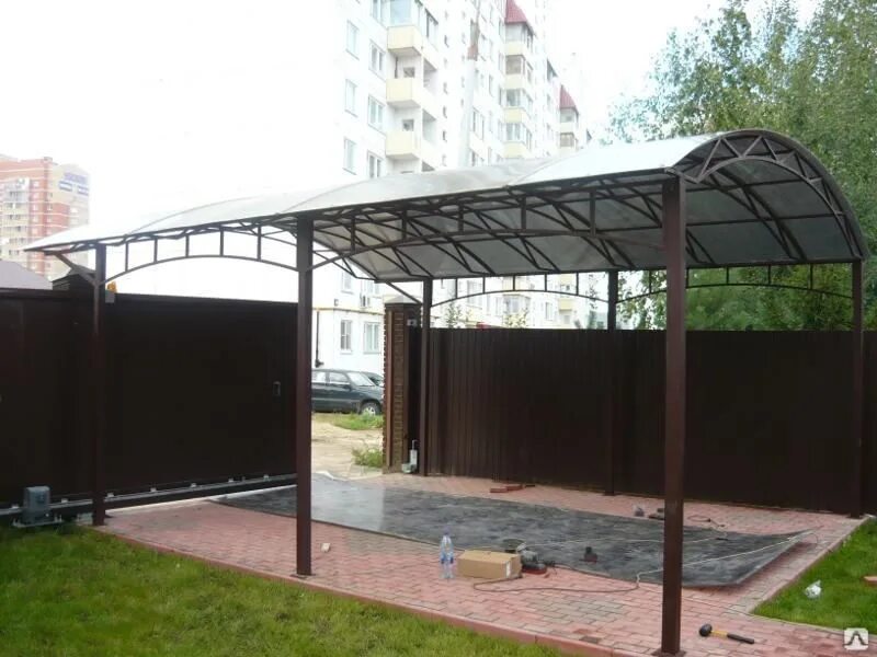 Навесы для автомобилей. Навес для машины полукруглый. Металлические навесы для автомобилей. Полуарочный навес из поликарбоната. Навес для авто из профильной.