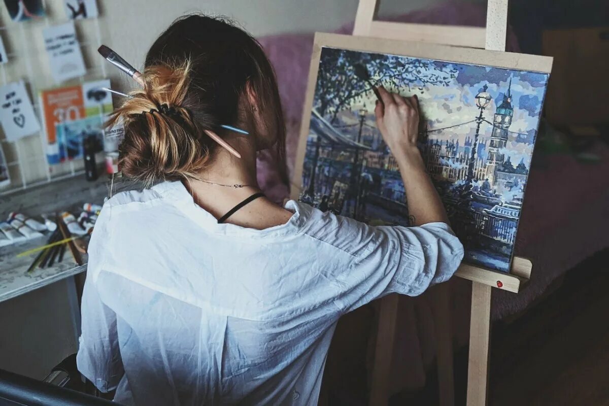 Художник рисующий девушками. Картины. рисовать девушку. девушка художница. художник со спины.