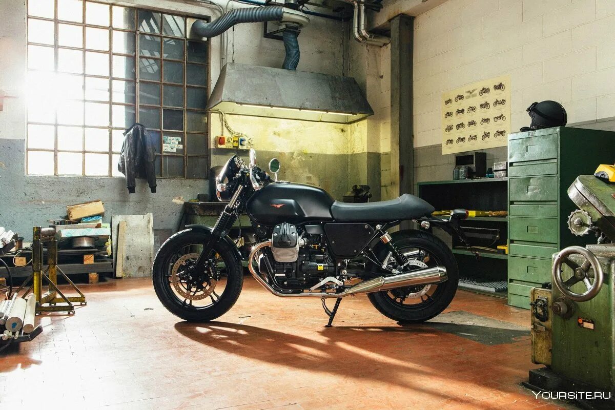 Гараж для мотоцикла. Hohol motor garage. Гаражное motor. Гараж для мотоцикла. Мастерская мотоциклов.