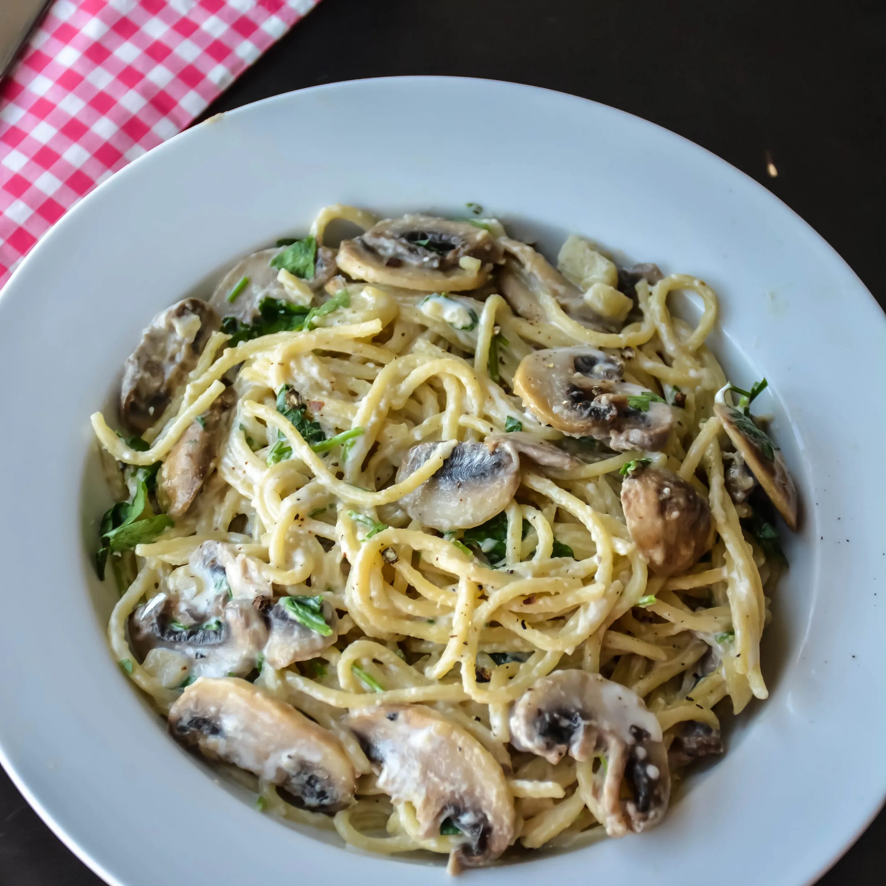 Макароны по флотски со шпротами. Паста с шампиньонами. Пицца шпроты. Спагетти со шпротами. Паста со шпротами.