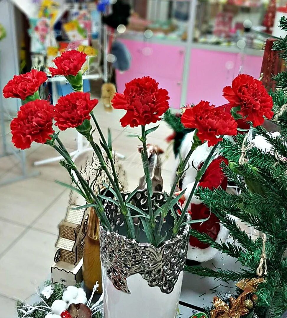 Сколько стоят гвоздики в цветочном магазине