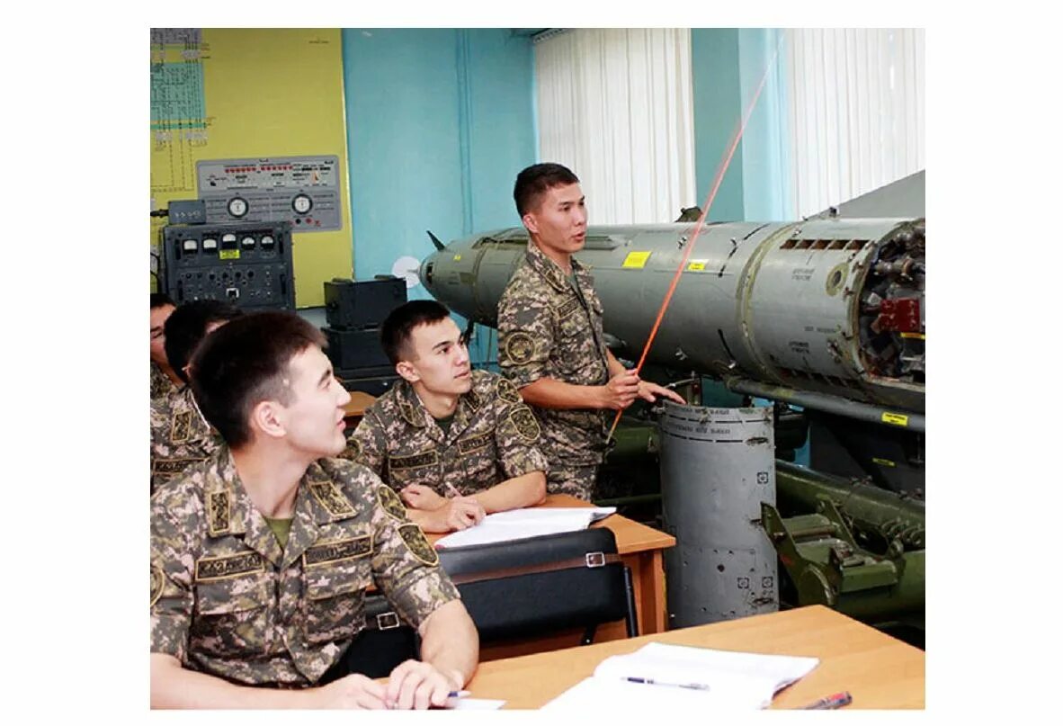 Военно инженерный сайт. Военный институт в Алматы радиоэлектроники и связи. Военный инженер. Инженер по военной технике. Военный инженер связи.