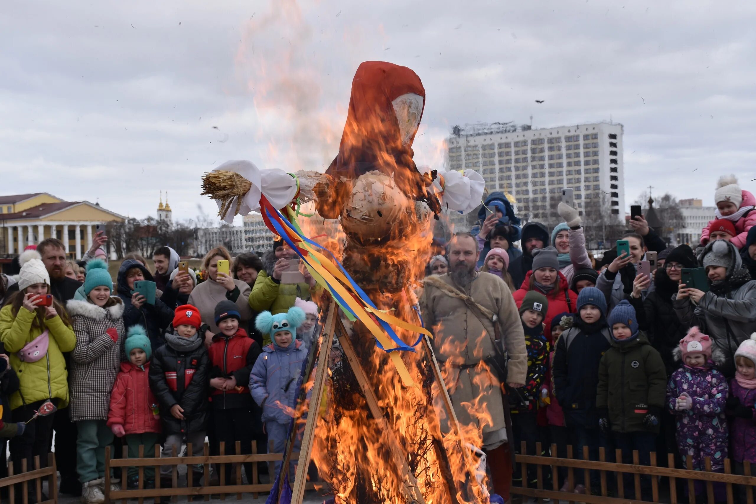Сжигание чучела на масленицу. Сожжение масленицы. сжигание масленицы. сжигание чучела масленицы. что сжигают на масленицу.