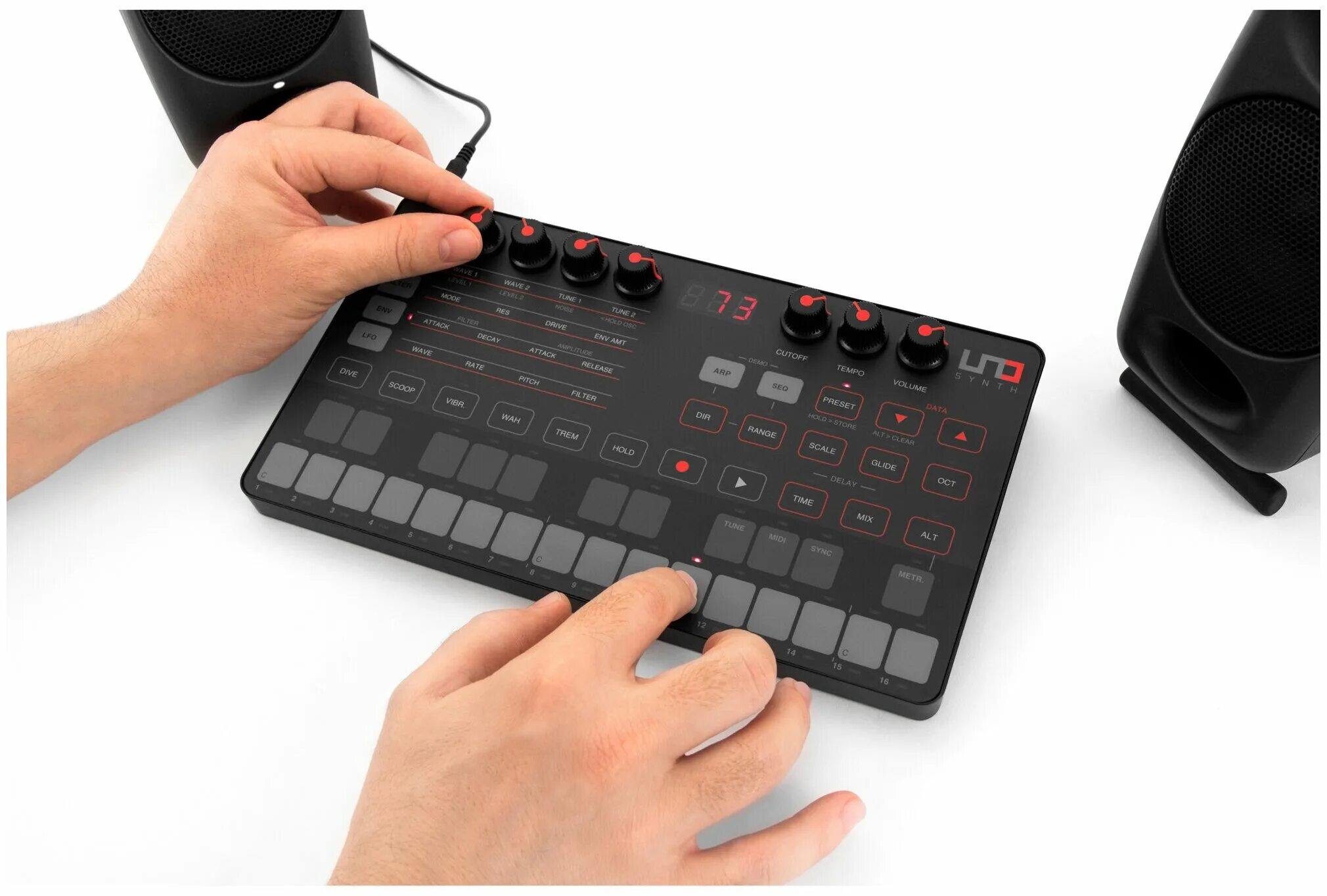 Uno synth pro. Uno synth комплектация. Ik multimedia uno synth. Ik multimedia uno synth. Модульный синтезатор.