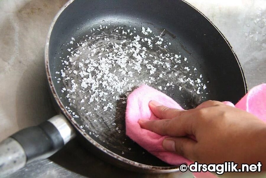 Соль в хозяйстве. Соль в быту. Раствор солевой для очистки сковороды. Чистка солью. Для очистки солей используют