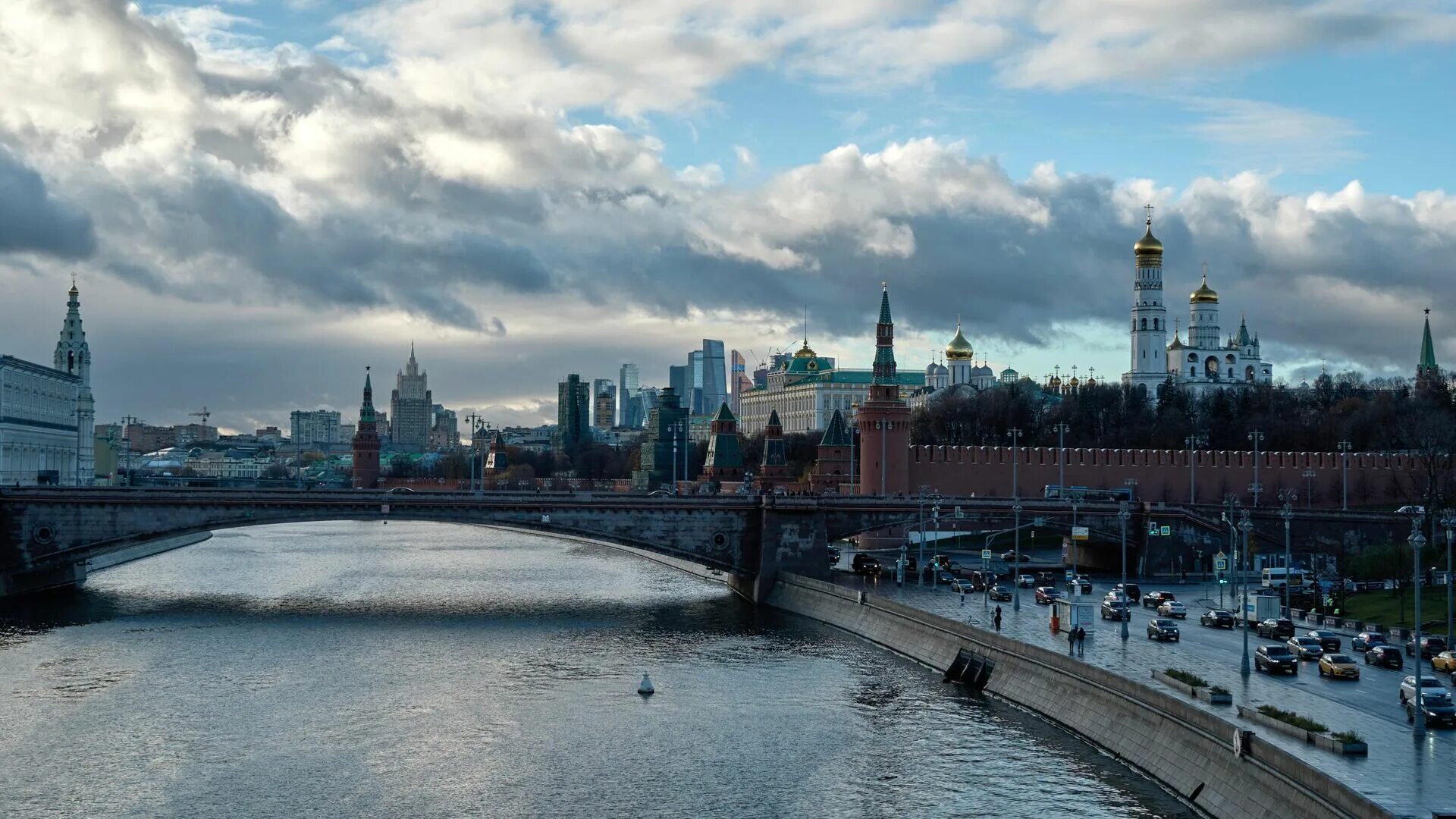 Москворецкий мост в Москве. Москворецкая набережная Москва. Большой Москворецкий мост 2021. Лето в Москве.